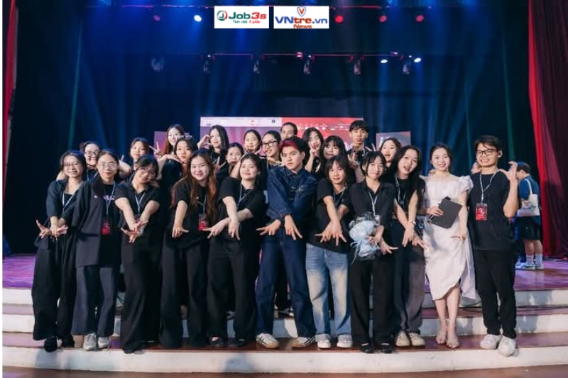 Nhóm sản xuất Hoa Trên Đá chụp ảnh lưu niệm cùng Content Creator Long Đỗ và MC Trương Phương Hoa (Ảnh: Ban tổ chức liveshow Hoa Trên Đá)