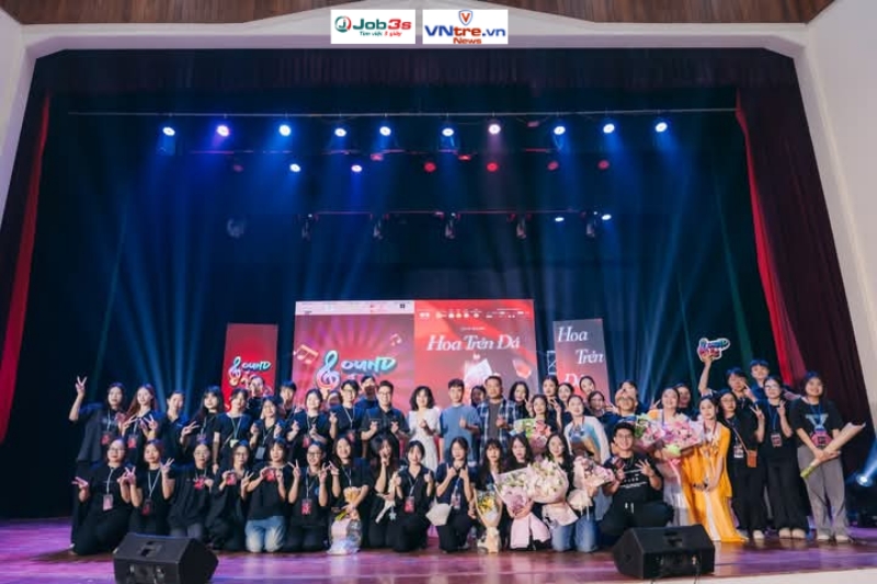 Tập thể lớp Tổ chức sự kiện 4 chụp ảnh lưu niệm cùng TS. BTV/MC Trịnh Lê Anh và các thầy cô giảng viên Khoa Quản lý Văn hoá Nghệ thuật (Ảnh: Ban tổ chức liveshow Hoa Trên Đá)