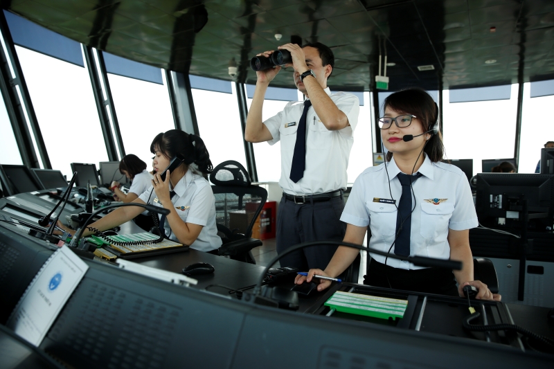 Kiểm soát viên không lưu liên quan đến điều hành, giám sát chuyến bay