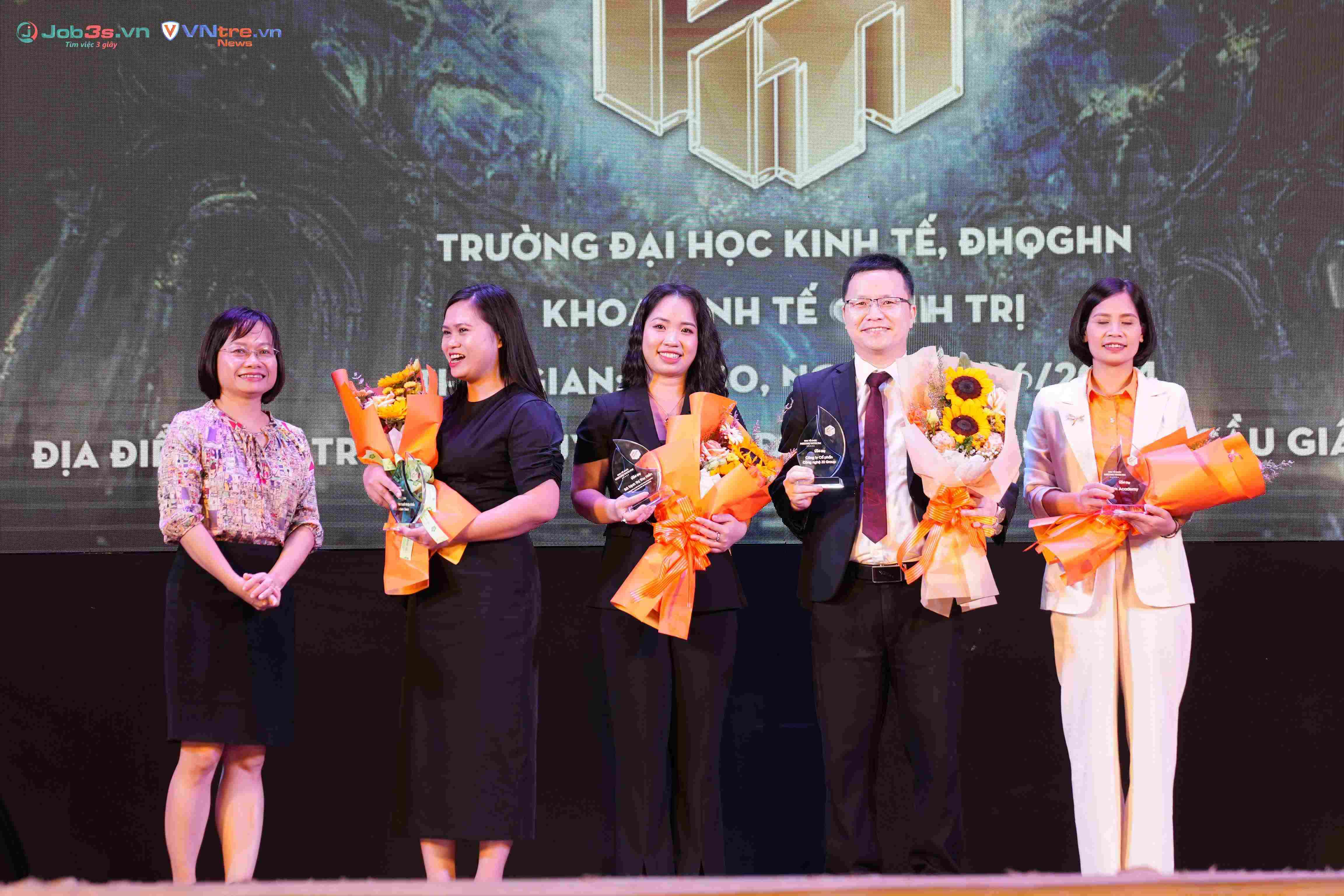 CEO Tony Vũ của jobcentreonline.com (người thứ 2 từ phải sang) là một trong các nhà tài trợ chính của cuộc thi