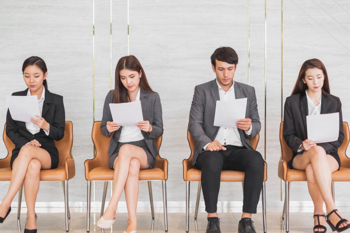 Bạn nên tận dụng mạng xã hội và tìm kiếm sự giúp đỡ từ các trung tâm hỗ trợ để tìm việc làm ở Bến Tre hiệu quả