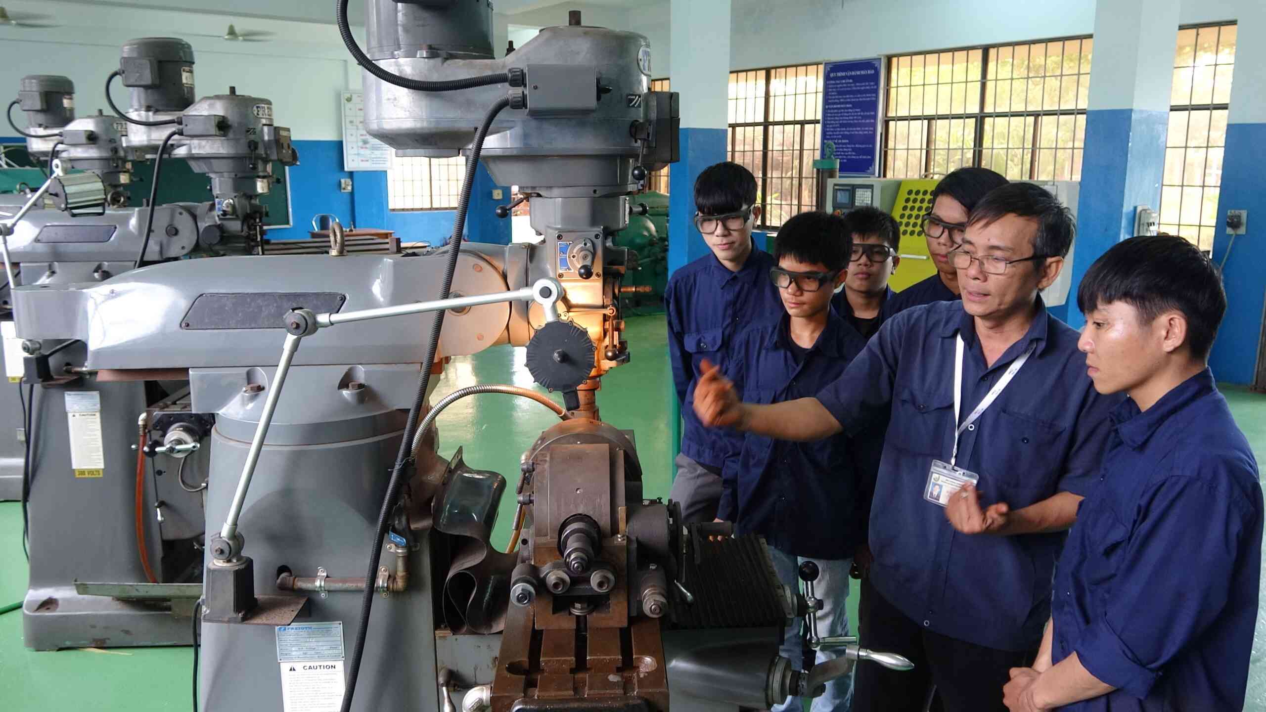 Việc làm cơ khí bao gồm việc lắp ráp, vận hành máy móc, thiết bị công nghiệp