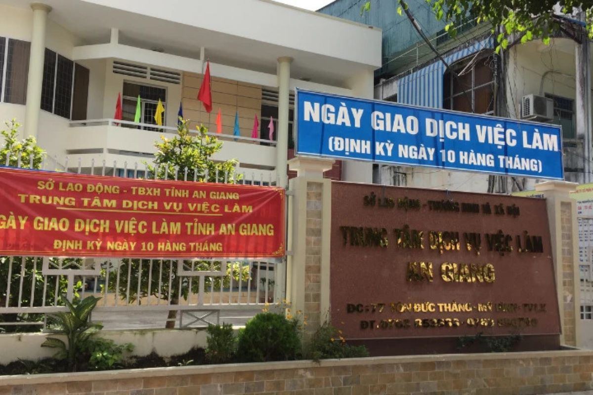 Bạn nên tìm đến trung tâm giới thiệu việc làm để tìm được các công việc uy tín