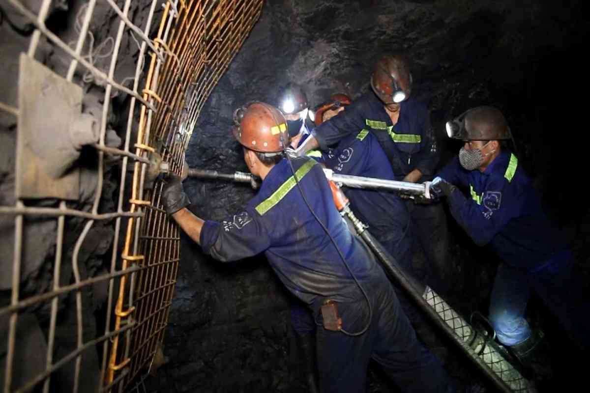 Ngành khai thác than thu hút một lượng lớn lao động địa phương