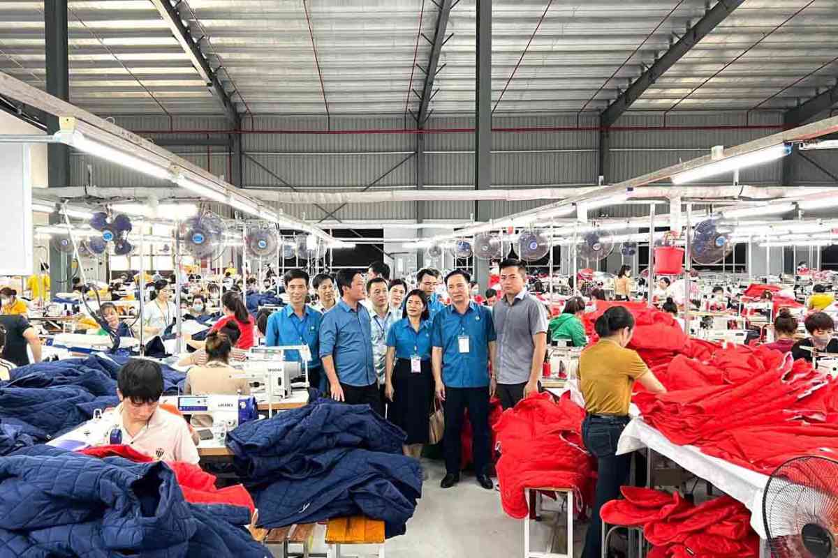 Thu nhập của lao động phổ thông ngành nghề may mặc ở Hà Tĩnh đang dần được cải thiện