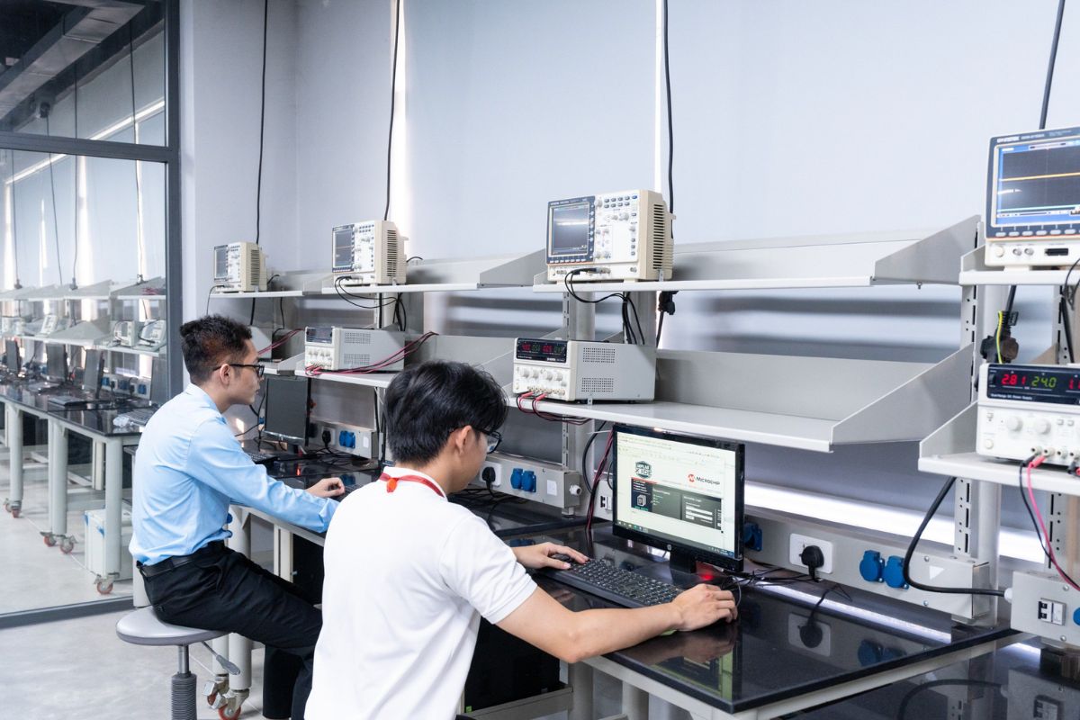 Kỹ thuật viên bảo trì là một trong những vị trí tuyển dụng Điện tử viễn thông được nhiều người quan tâm