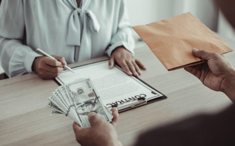 Biên phiên dịch viên còn có thể nhận các dự án phiên dịch tính lương theo giờ