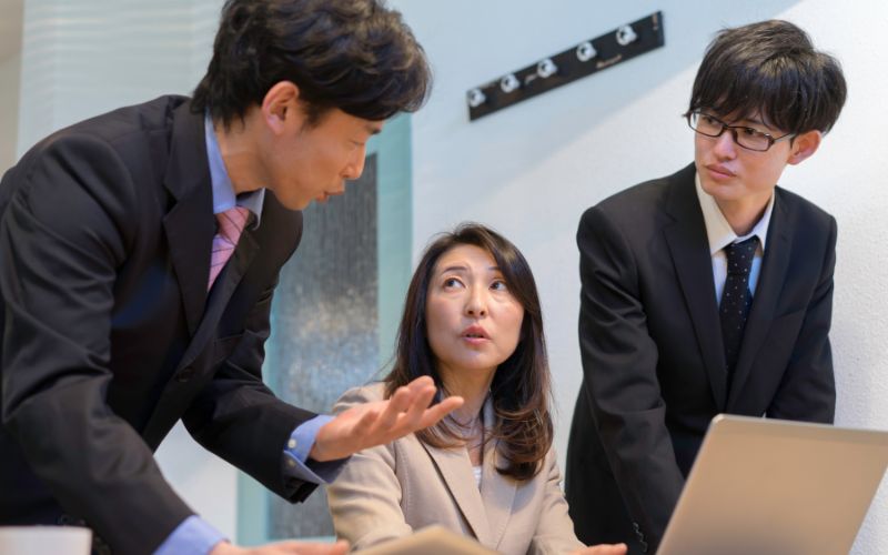 Một nhân viên có thể phải đảm nhiệm cả hai nhiệm vụ biên và phiên dịch