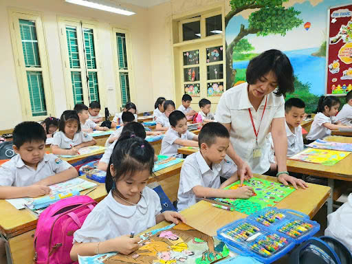 Giáo viên Mỹ thuật tiểu học sẽ giúp học sinh có được các kỹ năng mỹ thuật cơ bản