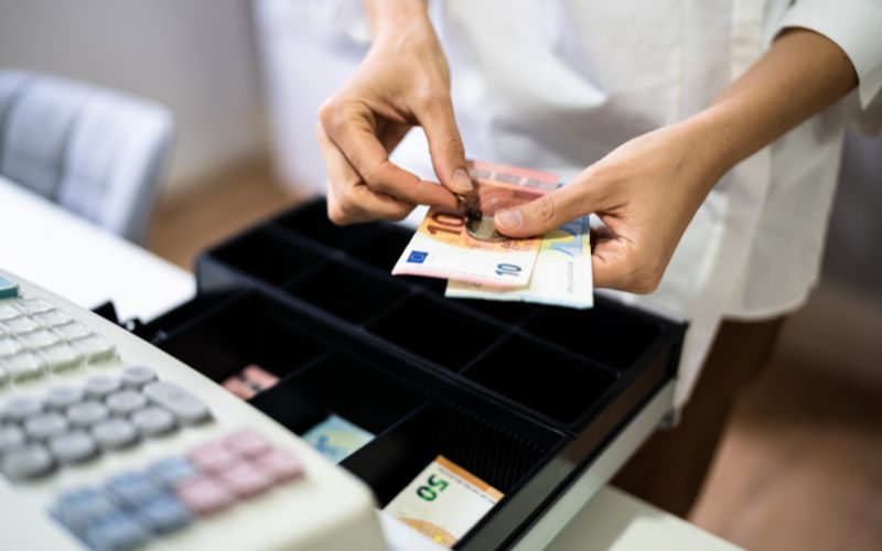 Một nhân viên thu ngân giỏi góp phần xây dựng hình ảnh chuyên nghiệp cho cửa hàng