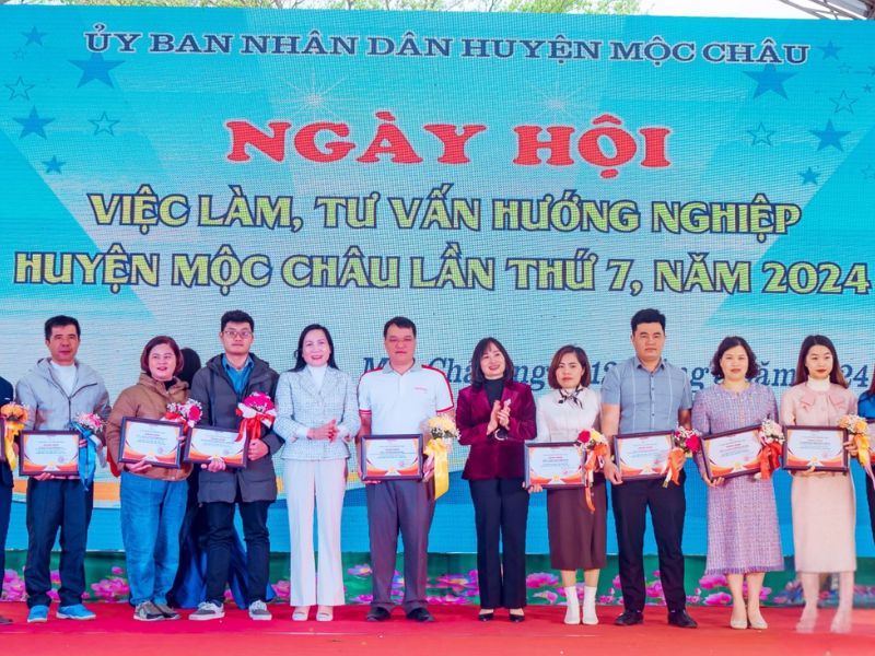 Ngày hội việc làm tại huyện Mộc Châu năm 2024, mở ra nhiều cơ hội tìm kiếm công việc cho người lao động