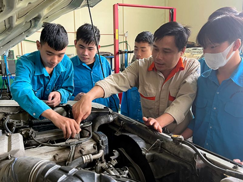 Khu công nghiệp Phía Nam Yên Bái tuyển dụng nhiều vị trí, với nhiều nhà máy sản xuất gỗ, may mặc, cơ khí và điện tử.