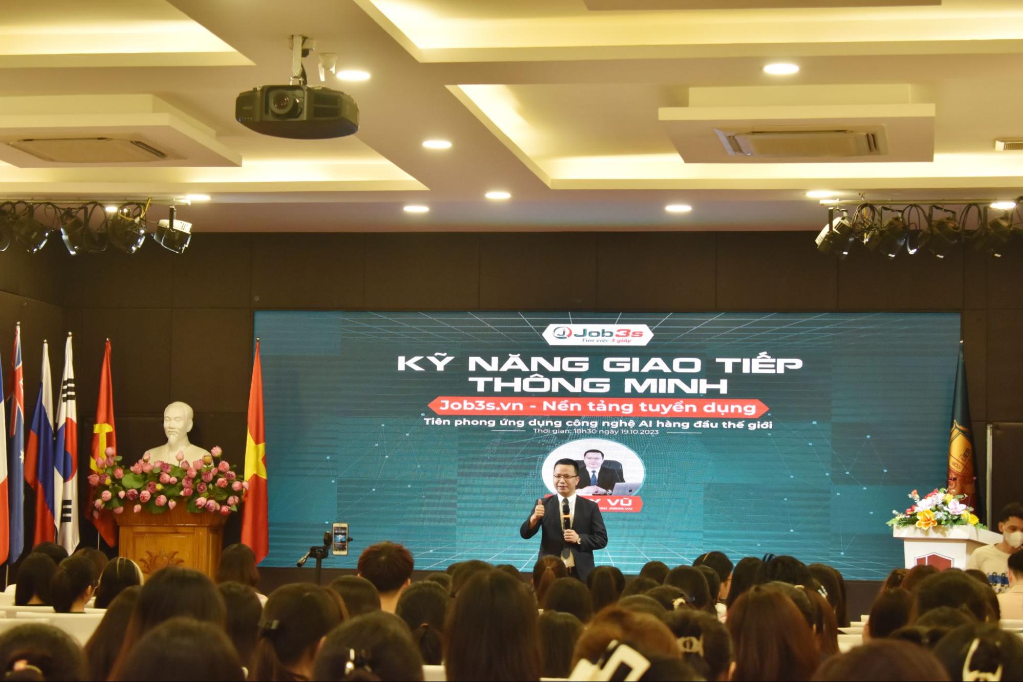 Chân dung CEO Tony Vũ chia sẻ tại workshop
