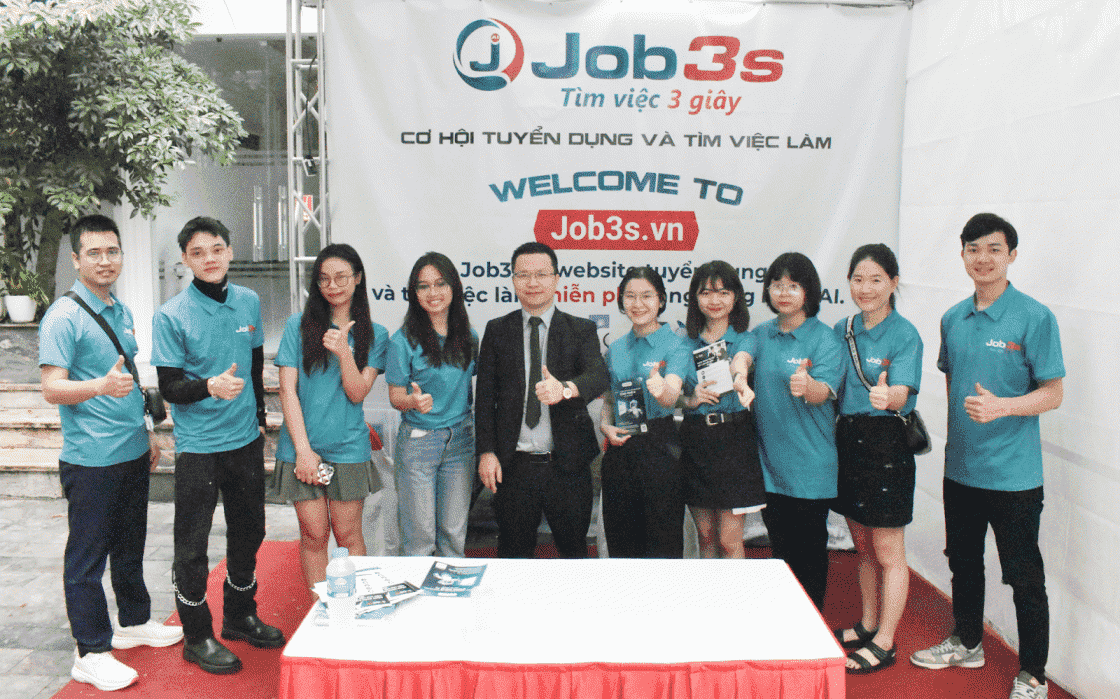 Gian hàng giới thiệu về jobcentreonline.com và hướng dẫn các bạn ứng viên tạo CV xin việc tại sự kiện hội chợ việc làm UEB JOB FAIR 2023