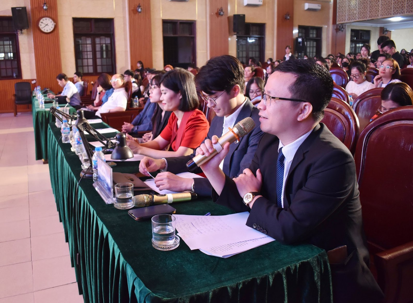 Những kinh nghiệm thực tế giúp cho CEO Tony Vũ đưa ra được những đánh giá công tâm (người đang phát biểu)