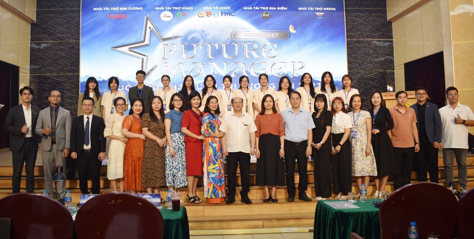 Các giám khảo, ban tổ chức và ứng viên trong đêm chung kết cuộc thi “Nhà quản trị tương lai 2023” tại trường Đại học Công Đoàn