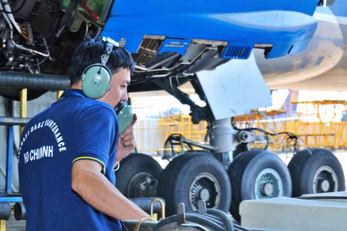Kỹ sư bảo trì và sửa chữa máy bay là người đảm bảo chuyến bay vận hành hiệu quả