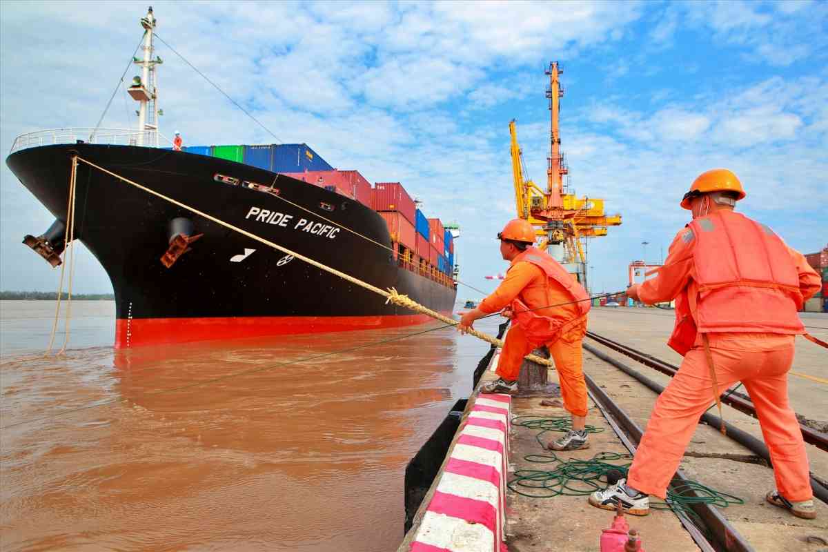 Ngành hàng hải đang đối mặt với nhiều khó khăn và cạnh tranh gay gắt