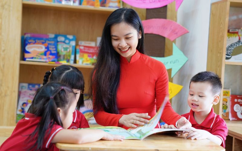 Giáo viên giữ vai trò trung tâm trong việc truyền đạt kiến thức, xây dựng nền tảng và hỗ trợ sự phát triển toàn diện của học sinh