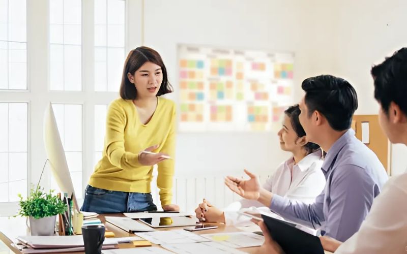 Chuyên viên giáo dục phụ trách nghiên cứu, phát triển các chương trình đào tạo nghề và đánh giá chất lượng giảng dạy, đảm bảo hiệu quả học tập cho học viên