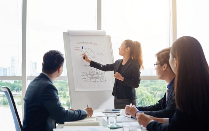 Chuyên viên đào tạo doanh nghiệp có nhiệm vụ đánh giá năng lực và trình độ của toàn bộ nhân viên để đưa ra các chương trình đào tạo phù hợp