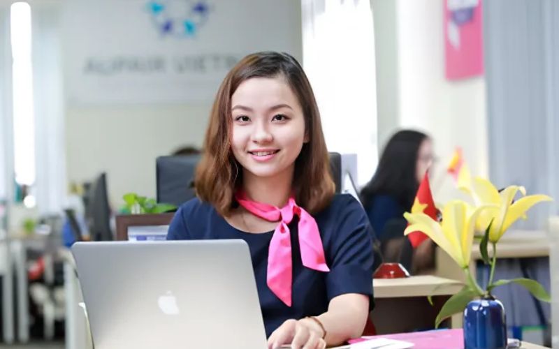 Chuyên viên tư vấn giáo dục đóng vai trò hỗ trợ, hướng dẫn học viên và phụ huynh lựa chọn chương trình học phù hợp với nhu cầu và khả năng