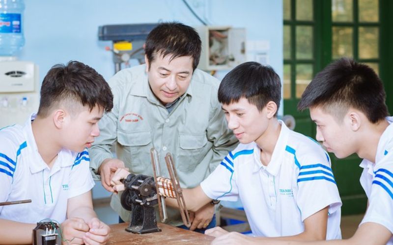 Giảng viên đào tạo nghề có trách nhiệm truyền đạt kiến thức chuyên môn và kỹ năng cho học viên