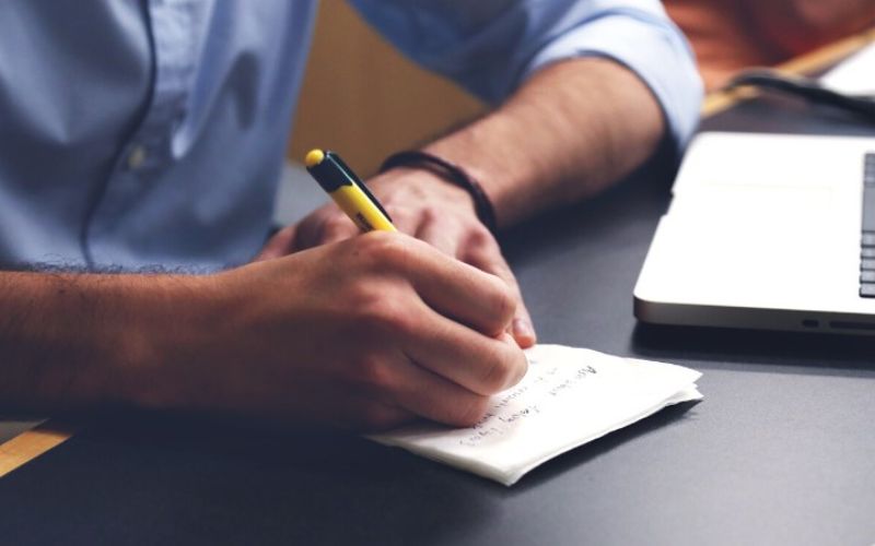 Nhà thiết kế chương trình đào tạo xây dựng tài liệu, công cụ học tập để đảm bảo hiệu quả giảng dạy