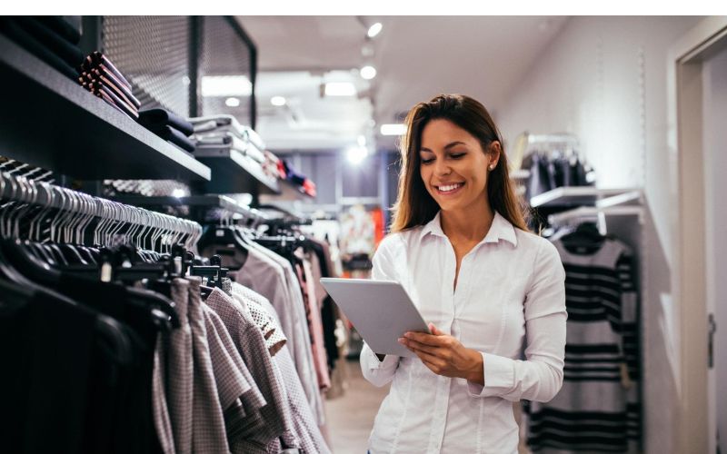 Quản lý cửa hàng hàng cao cấp có trách nhiệm quản lý cửa hàng theo tiêu chuẩn cao cấp, đào tạo nhân viên và duy trì hình ảnh của thương hiệu