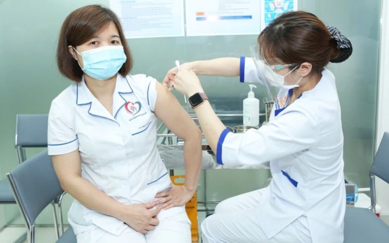 Điều dưỡng tiêm chủng chuẩn bị và thực hiện quy trình tiêm chủng, kiểm tra và bảo quản dụng cụ, vắc-xin, theo dõi tình trạng khách hàng sau khi tiêm