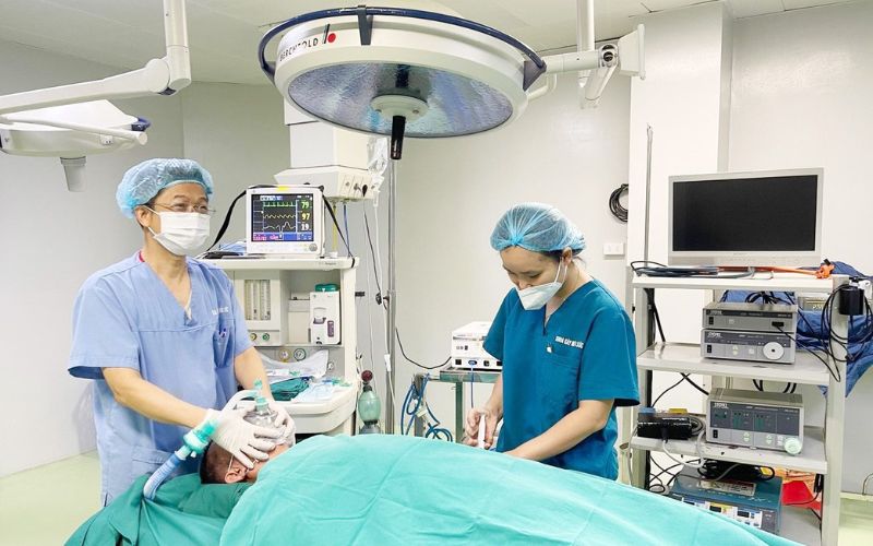 Điều dưỡng gây mê hồi sức chuẩn bị các dụng cụ, thuốc cần thiết cho các ca phẫu thuật, theo dõi và chăm sóc bệnh nhân trong suốt quá trình gây mê và hồi sức