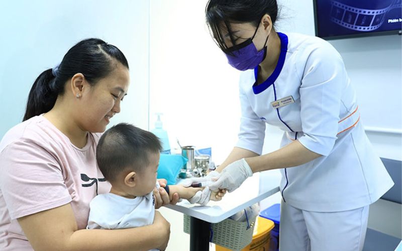 Điều dưỡng lấy mẫu xét nghiệm có trách nhiệm tiếp nhận và xử lý mẫu bệnh phẩm, đảm bảo việc lưu trữ và xử lý thông tin liên quan đến mẫu xét nghiệm