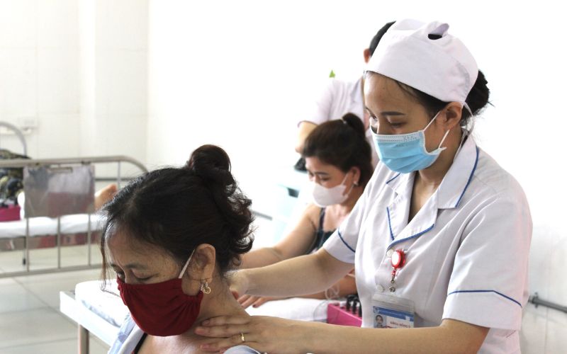 Điều dưỡng viên có vai trò trong việc chăm sóc sức cho bệnh nhân, theo dõi tình trạng sức khỏe, nhận định vấn đề và hỗ trợ quá trình điều trị