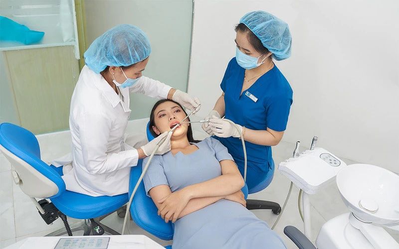 Điều dưỡng nha khoa đảm nhận việc chuẩn bị các dụng cụ y tế cần thiết, hướng dẫn đăng ký quy trình điều trị cho khách hàng