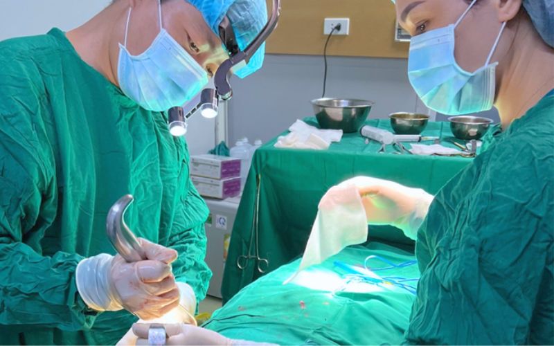 Điều dưỡng thẩm mỹ đảm nhiệm việc chuẩn bị dụng cụ y tế, vệ sinh và khử trùng dụng cụ phẫu thuật, hỗ trợ bác sĩ trong suốt quá trình phẫu thuật