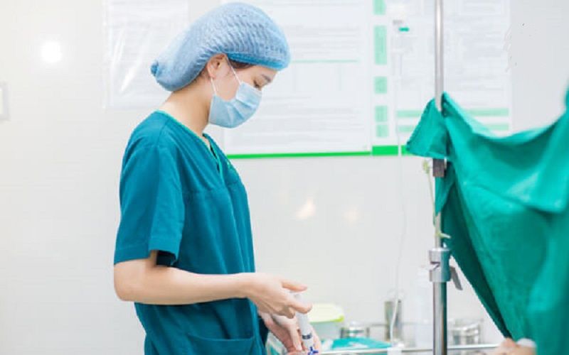 Điều dưỡng phụ mổ hỗ trợ bác sĩ trong quá trình phẫu thuật, chuẩn bị đầy đủ và sát trùng dụng cụ phẫu thuật, theo dõi và ghi chép quá trình phẫu thuật