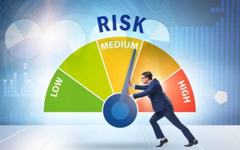 Việc làm quản lý rủi ro kinh doanh có vai trò trong việc xác định, đánh giá và quản lý các rủi ro tiềm ẩn bao gồm rủi ro tài chính, vận hành, pháp lý và chiến lược