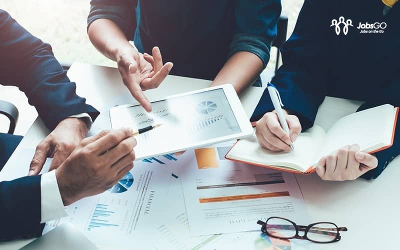 Việc làm quản trị rủi ro sản xuất có vai trò triển khai và giám sát các chính sách, quy trình sản xuất nhằm giảm thiệt hại về chi phí, thời gian, tài nguyên