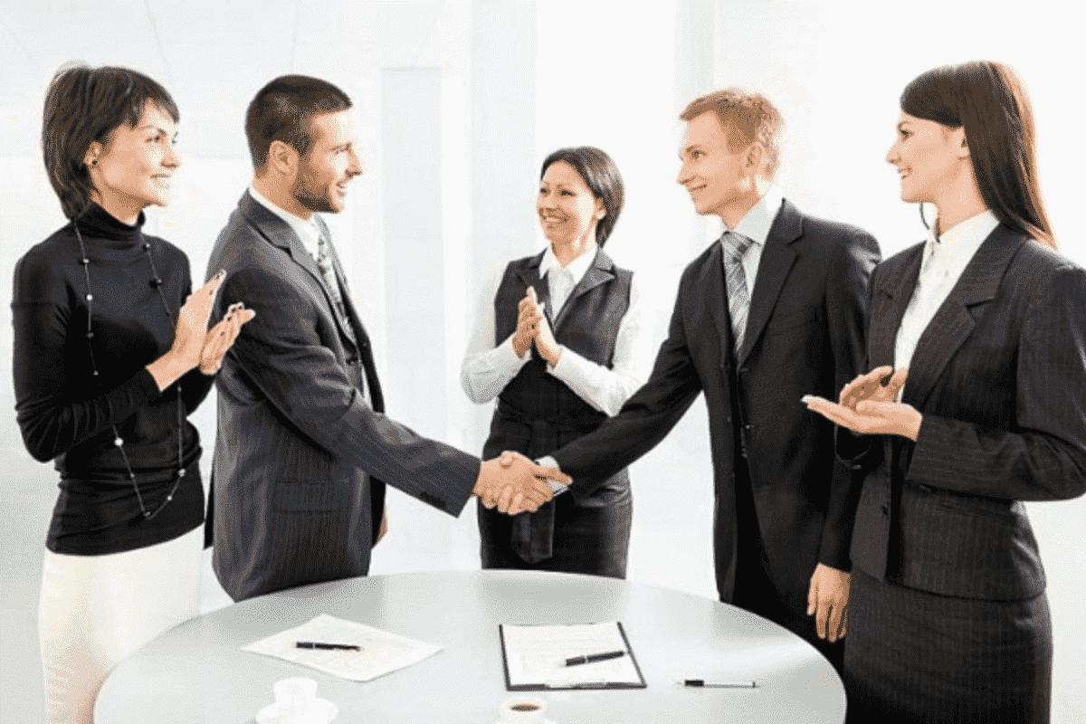 Kỹ năng giao tiếp sẽ giúp trưởng phòng giải quyết các vấn đế của khách hàng dễ dàng hơn