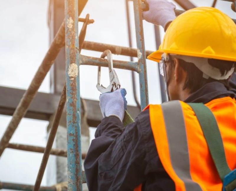 Việc làm xây dựng đòi hỏi phải đảm bảo an toàn chặt chẽ cho các công nhân trên công trường