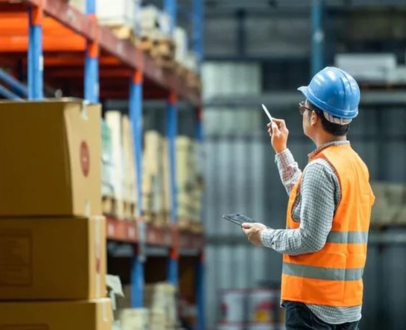 Nhân viên kho chịu trách nhiệm quản lý kho, nhận hàng, kiểm hàng đúng quy định