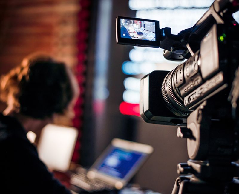 Quay dựng phim là vị trí quan trọng để biên tập, cắt ghép các đoạn video hay và thu hút