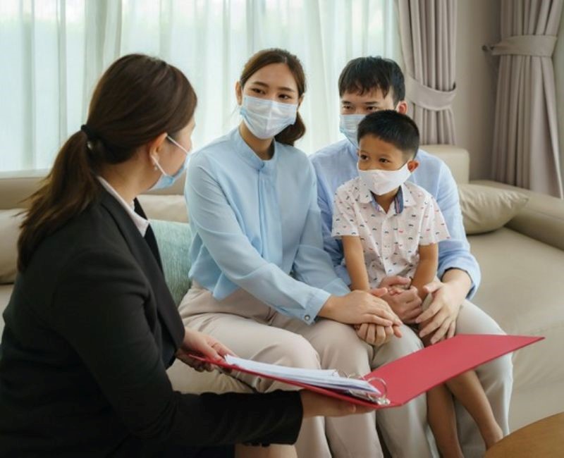 Nhân viên bảo hiểm chịu trách nhiệm thuyết phục khách hàng mua các sản phẩm bảo hiểm của công ty