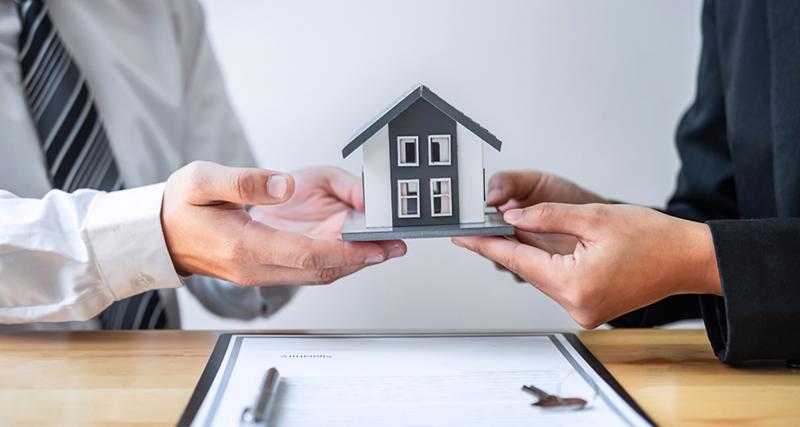 Nhân viên môi giới bất động sản đảm nhận vai trò là trung gian giữa người mua và người bán