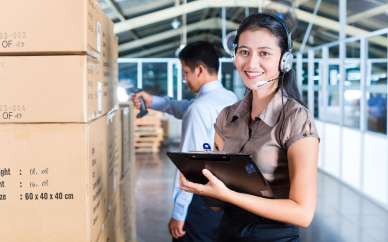 Nhân viên chăm sóc khách hàng logistics cần tư vấn giải pháp vận chuyển và giao hàng cho khách hàng