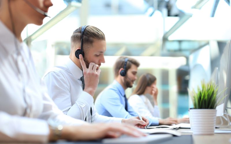 Nhân viên chăm sóc khách hàng viễn thông hỗ trợ gói cước di động và dịch vụ internet