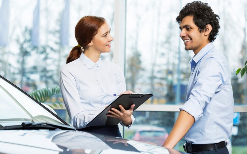 Nhân viên chăm sóc khách hàng hãng xe ô tô giải đáp thắc mắc về các mẫu xe và dịch vụ bảo hành, sửa chữa