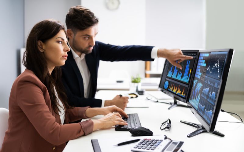 Chuyên viên phân tích chứng khoán là người trực tiếp tư vấn, hỗ trợ khách hàng trong việc mua bán - quản lý danh mục đầu tư