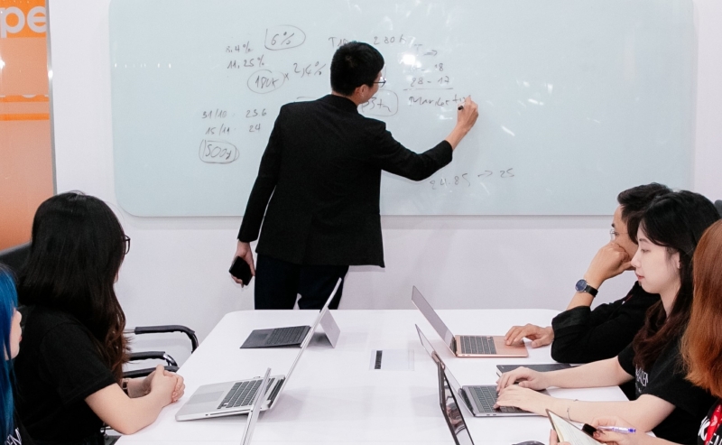 Không ít bạn trẻ lựa chọn công việc làm Content TikTok remote