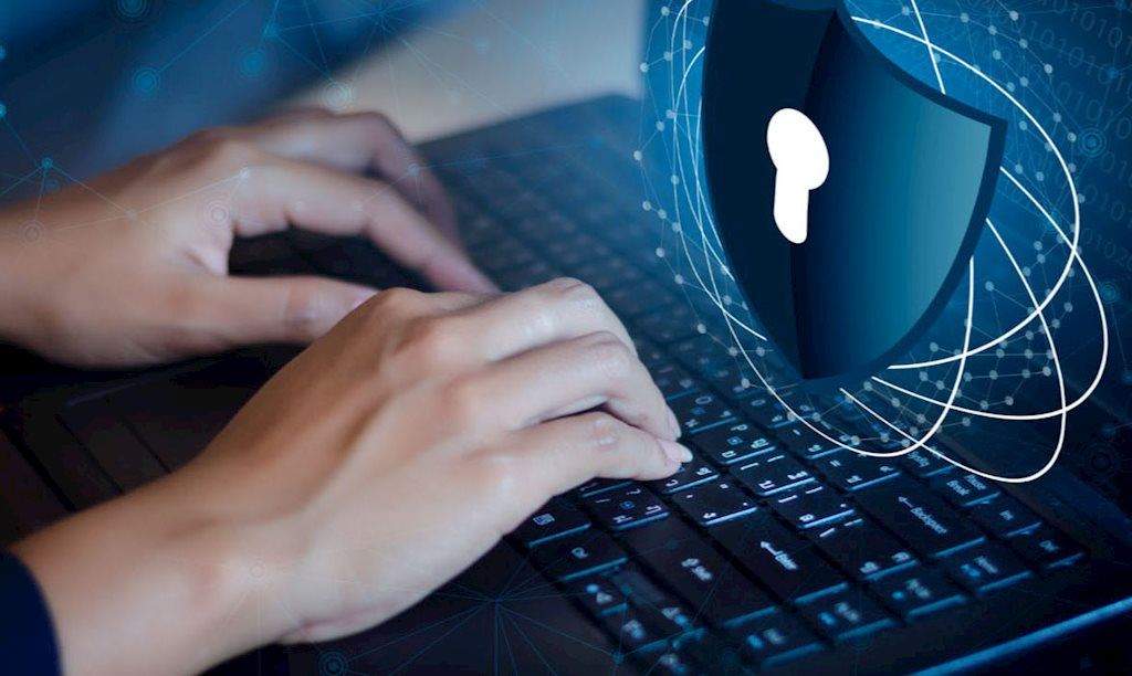 Chuyên viên kiểm thử xâm nhập có nhiệm vụ kiểm tra lỗ hổng bảo mật để tăng cường an toàn hệ thống